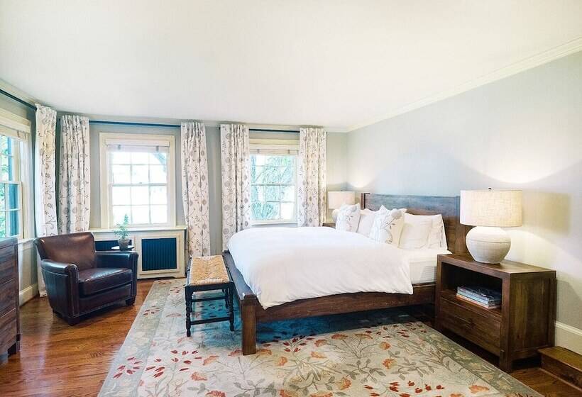 Общежитие The Red Fox Inn & Tavern