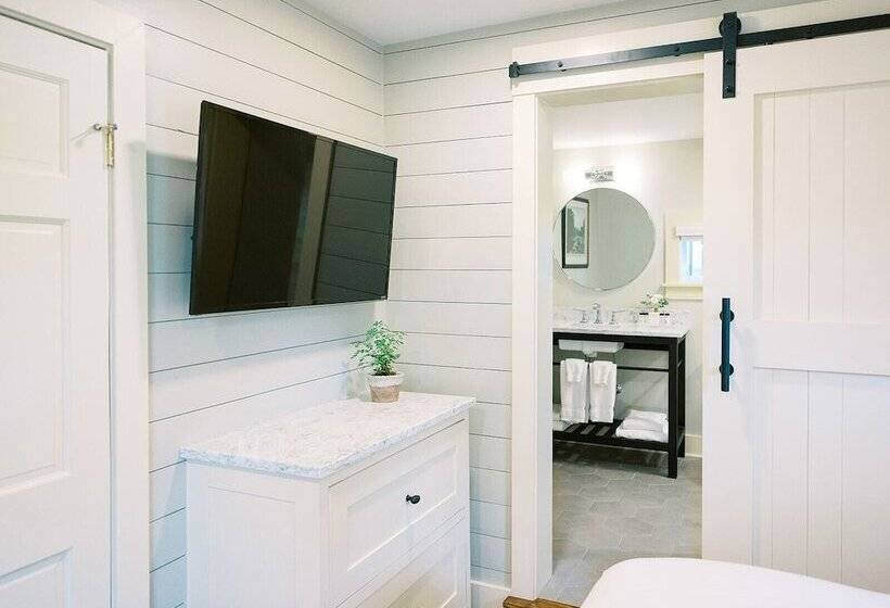 Общежитие The Red Fox Inn & Tavern