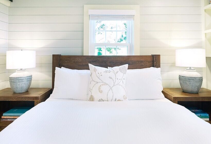 הוסטל The Red Fox Inn & Tavern