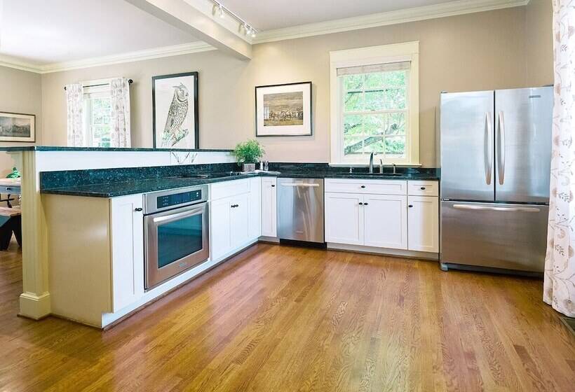 הוסטל The Red Fox Inn & Tavern