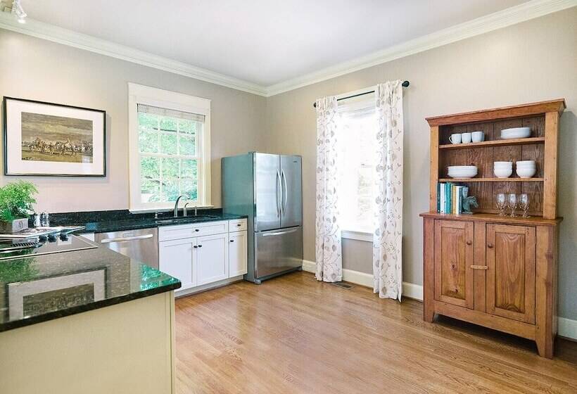 Общежитие The Red Fox Inn & Tavern