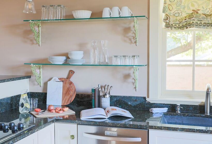 Общежитие The Red Fox Inn & Tavern