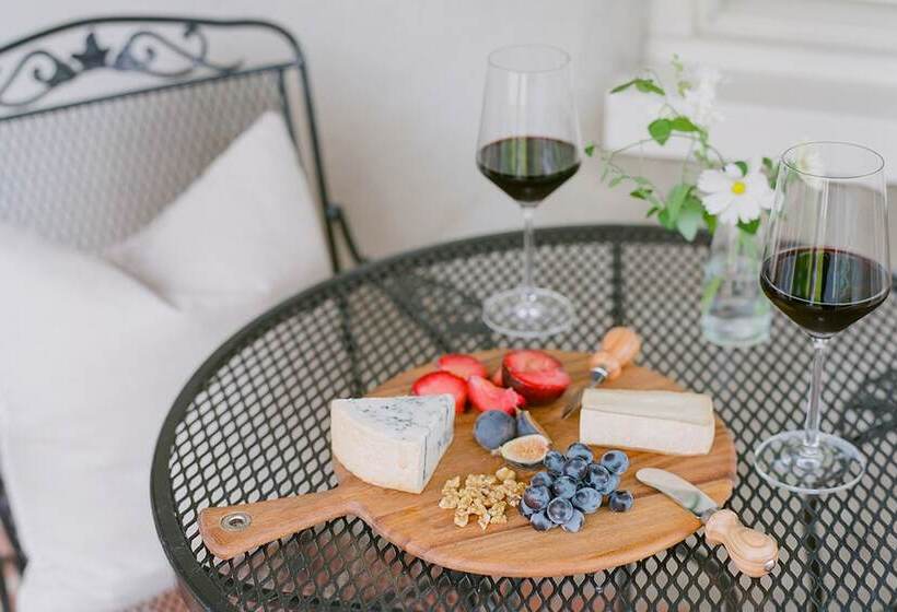 Общежитие The Red Fox Inn & Tavern