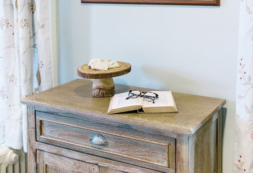 Общежитие The Red Fox Inn & Tavern