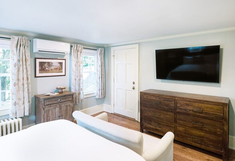 Общежитие The Red Fox Inn & Tavern