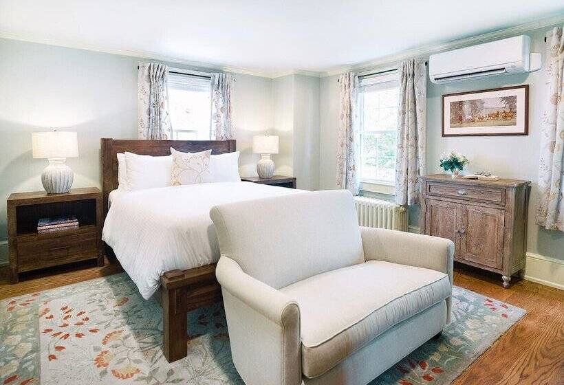 Общежитие The Red Fox Inn & Tavern