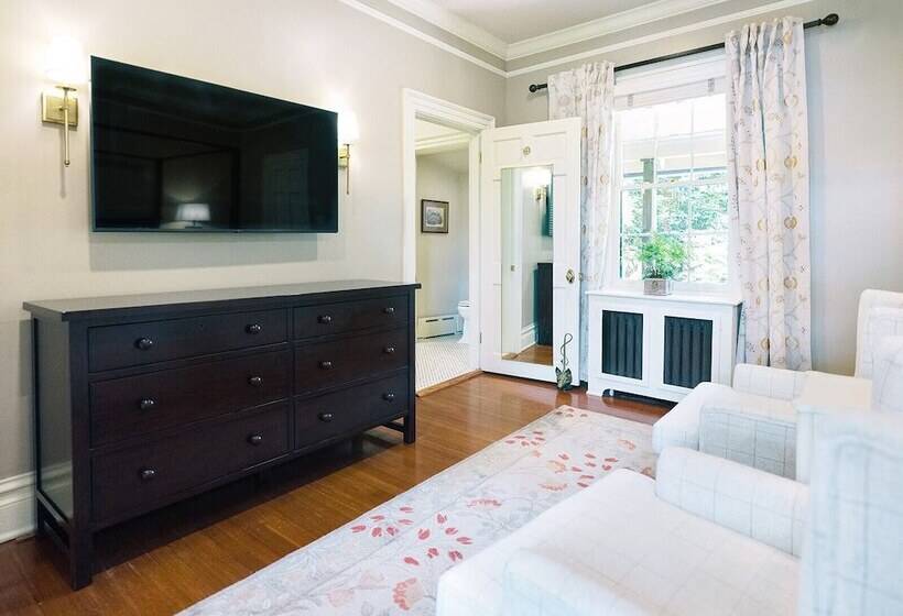 Общежитие The Red Fox Inn & Tavern