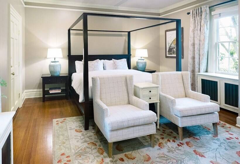 הוסטל The Red Fox Inn & Tavern