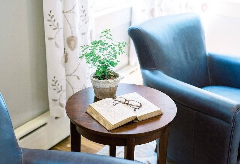 הוסטל The Red Fox Inn & Tavern