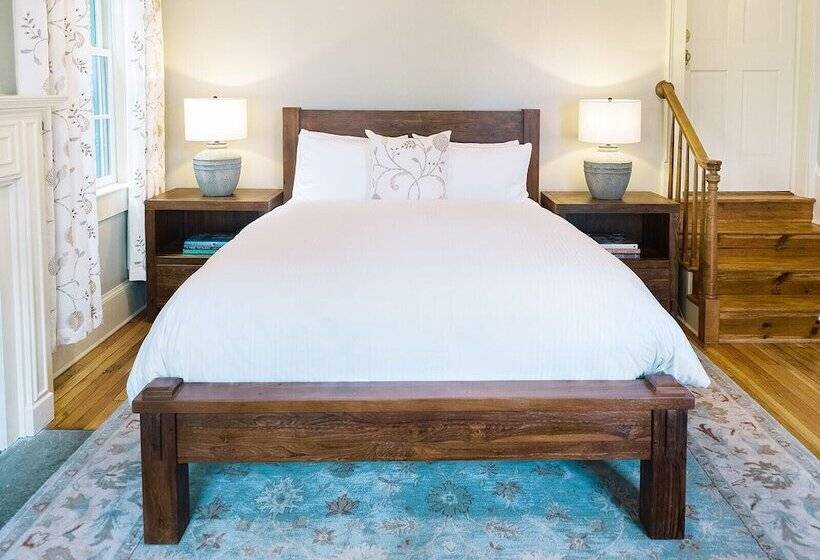 Общежитие The Red Fox Inn & Tavern