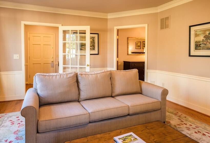 הוסטל The Red Fox Inn & Tavern