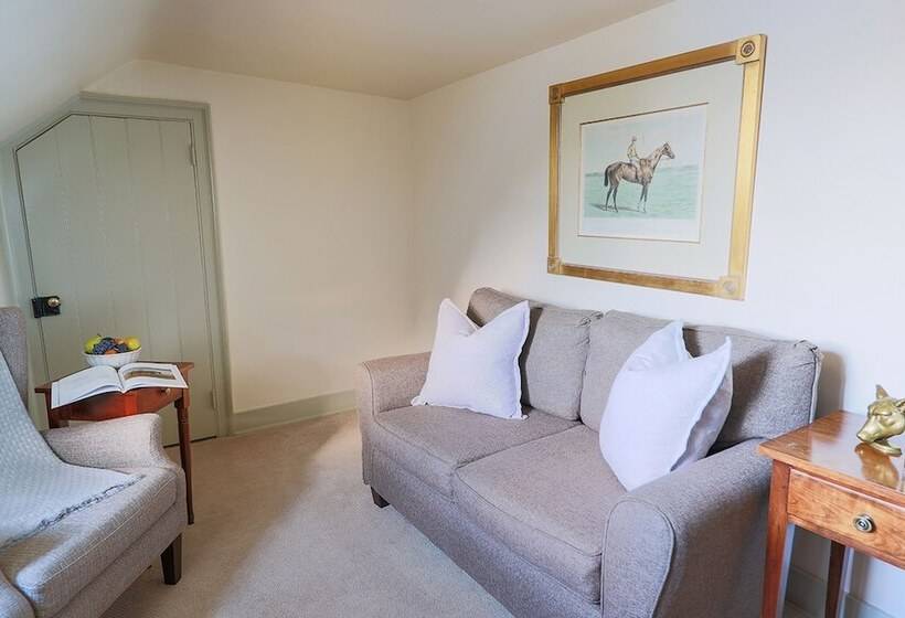 Общежитие The Red Fox Inn & Tavern