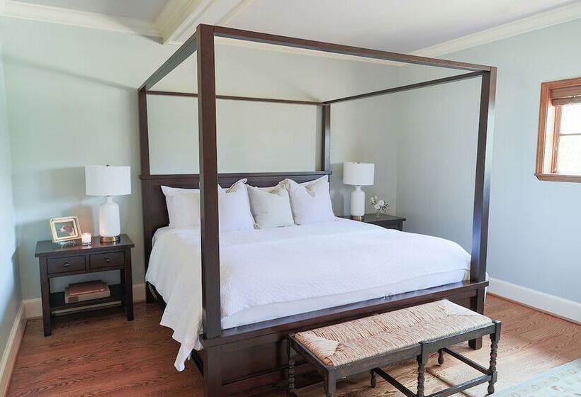 Общежитие The Red Fox Inn & Tavern