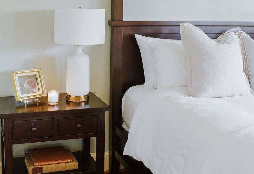 Общежитие The Red Fox Inn & Tavern