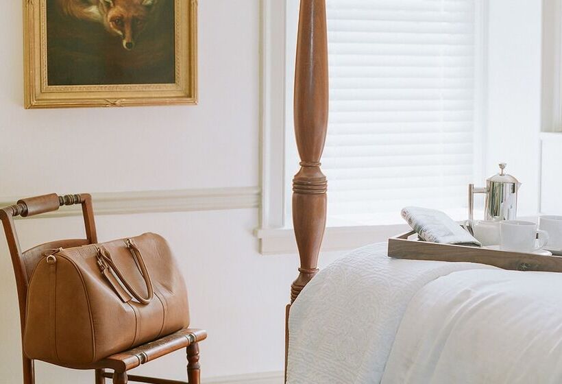 Общежитие The Red Fox Inn & Tavern