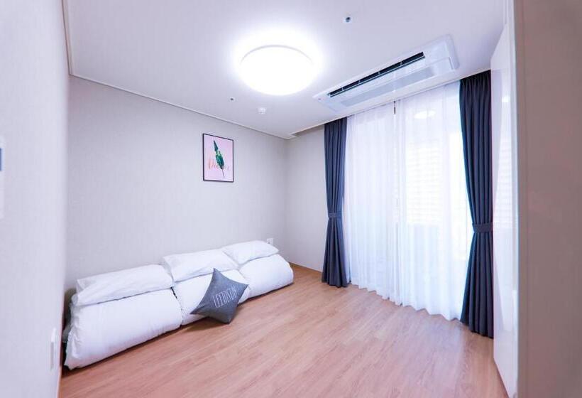 Отель Geoje Leein Stay