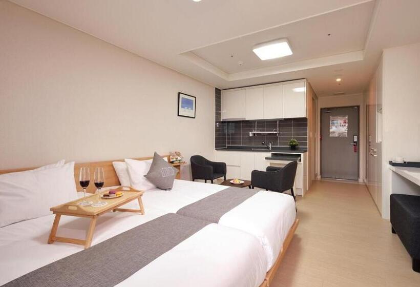 Отель Geoje Leein Stay