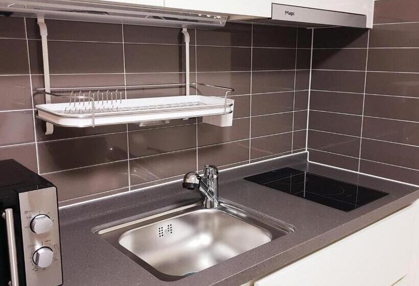 Отель Geoje Leein Stay