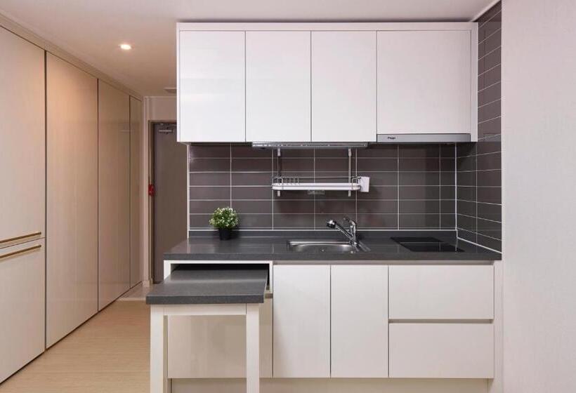 Отель Geoje Leein Stay