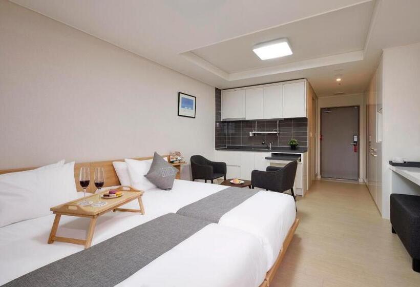 Отель Geoje Leein Stay