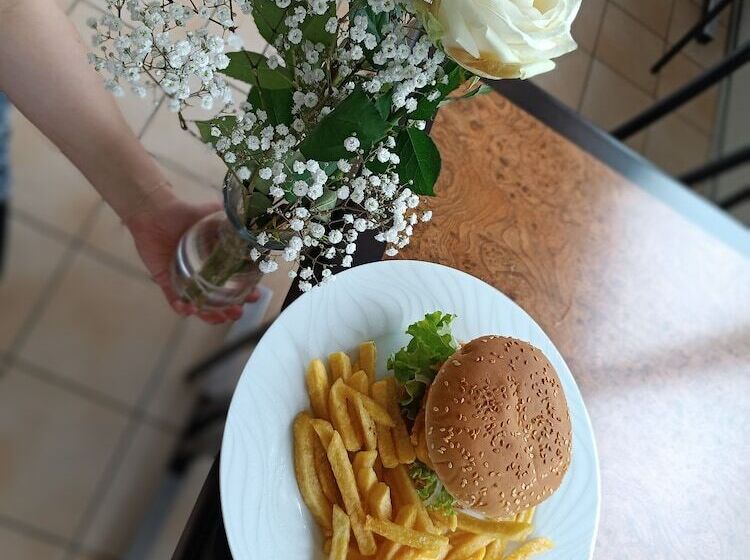 فندق Hôtel Le Pommeil