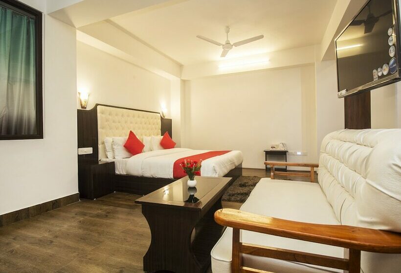 ホテル Oyo 16637 Tiara Regency