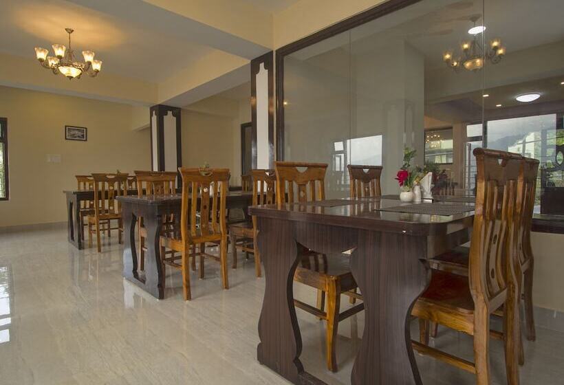 ホテル Oyo 16637 Tiara Regency