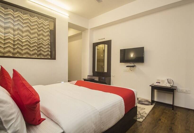 ホテル Oyo 16637 Tiara Regency