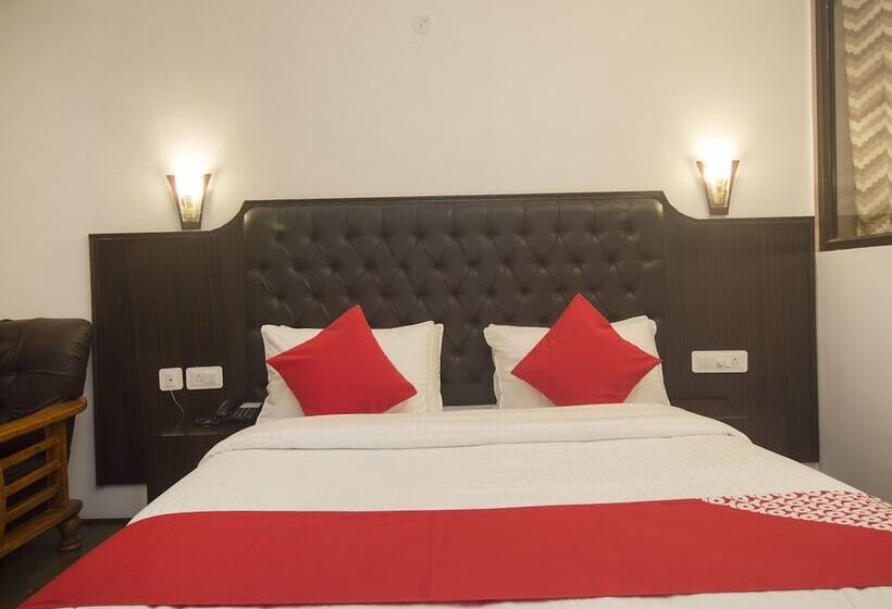 ホテル Oyo 16637 Tiara Regency