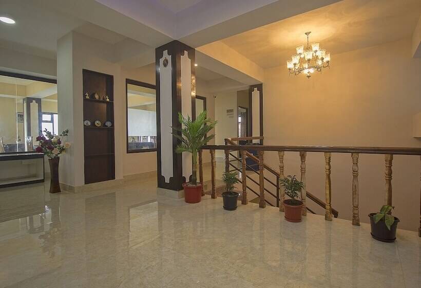 ホテル Oyo 16637 Tiara Regency