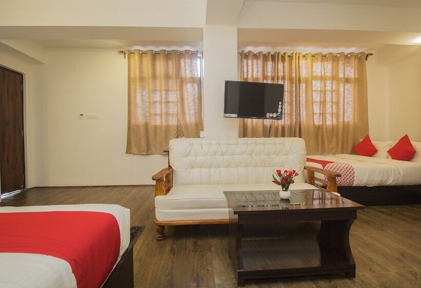 ホテル Oyo 16637 Tiara Regency