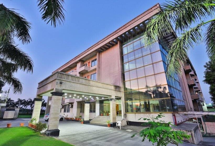 Oyo 23180 Patel Ni Motel