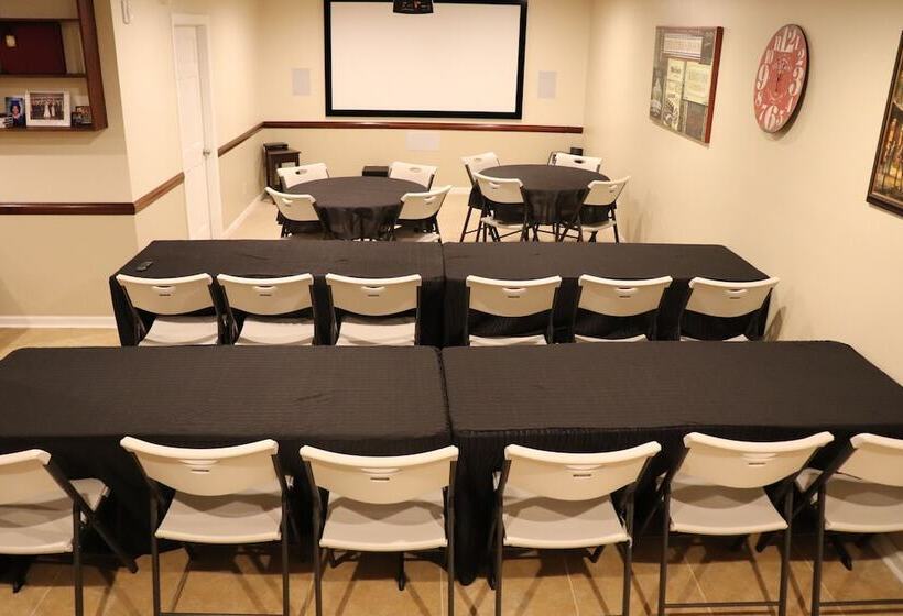 Pleasanton Courtyard Bed And Breakfast