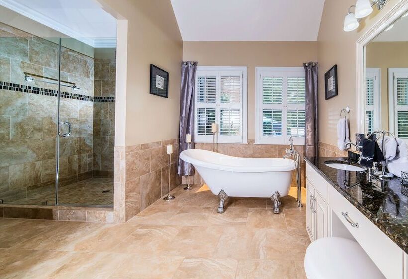 Pleasanton Courtyard Bed And Breakfast