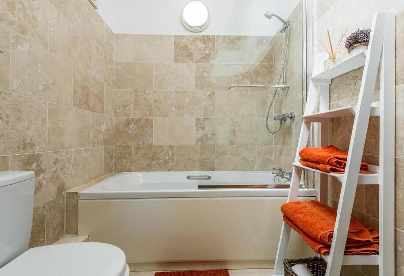 Kidwelly Farmhouse B&b