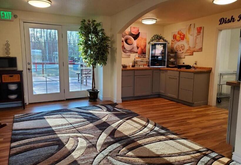 فندق Alaska Country Inn