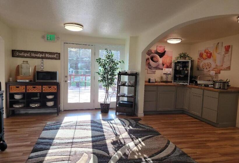 فندق Alaska Country Inn