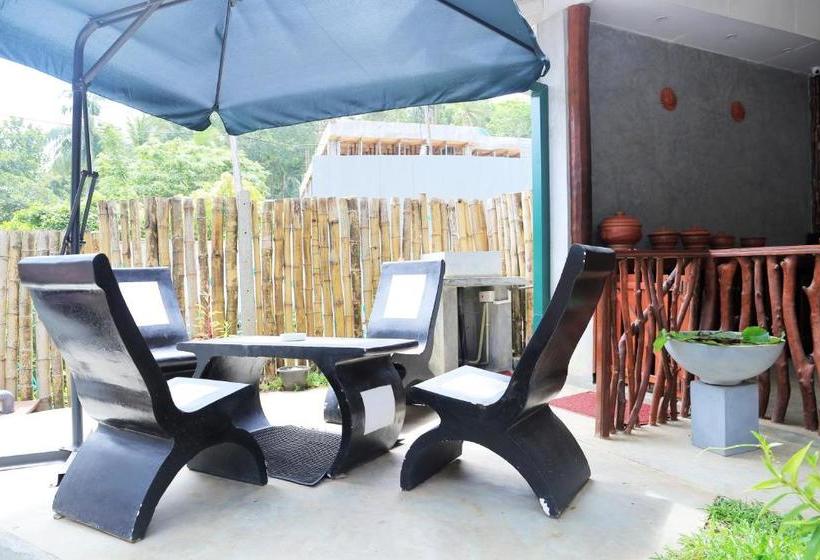 Отель Click Hiriketiya