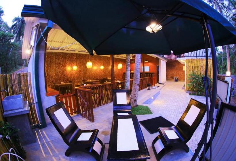 Отель Click Hiriketiya