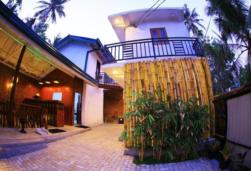 Отель Click Hiriketiya