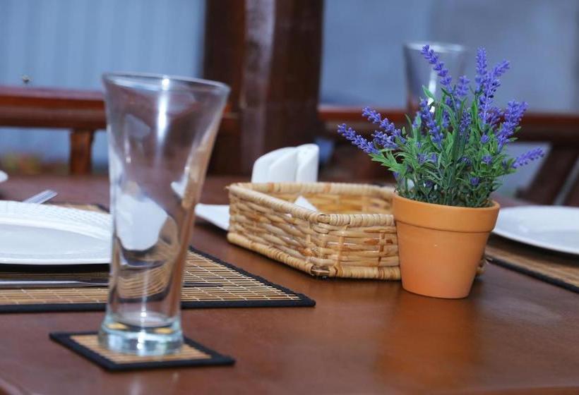 Отель Click Hiriketiya