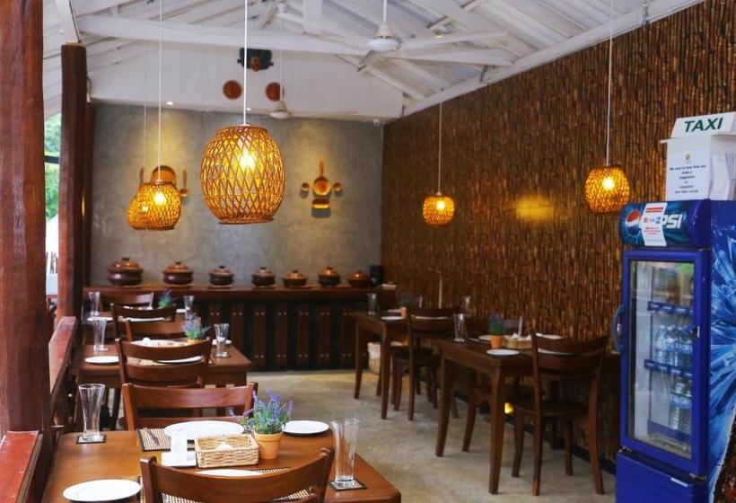 Отель Click Hiriketiya