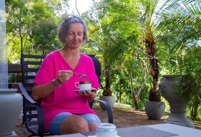 Bed and Breakfast Laluna Eco Resort Pvt Ltd