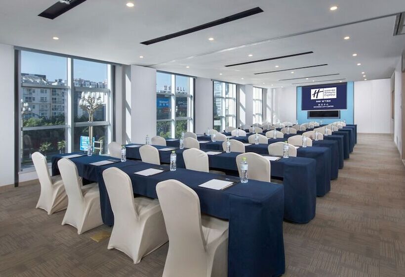 בית מלון כפרי Holiday Inn Express   Xichang City Center, An Ihg