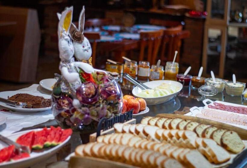 پانسیون Pousada Jardim Do Buda   Café E Piscina