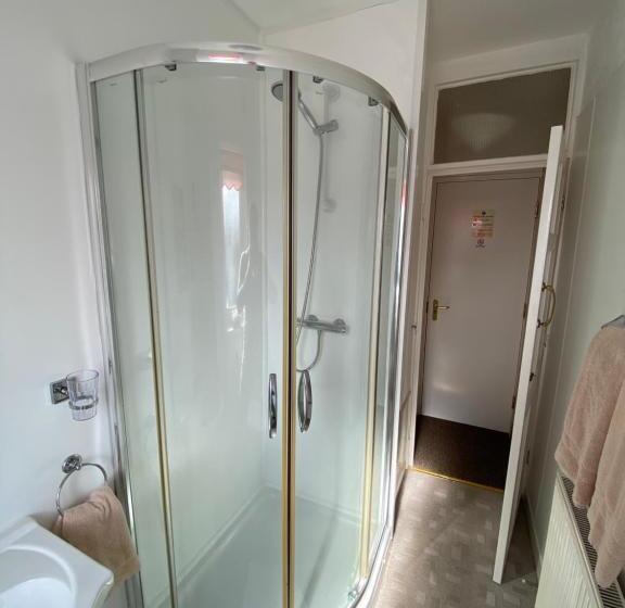 פנסיון White Heather Guest House