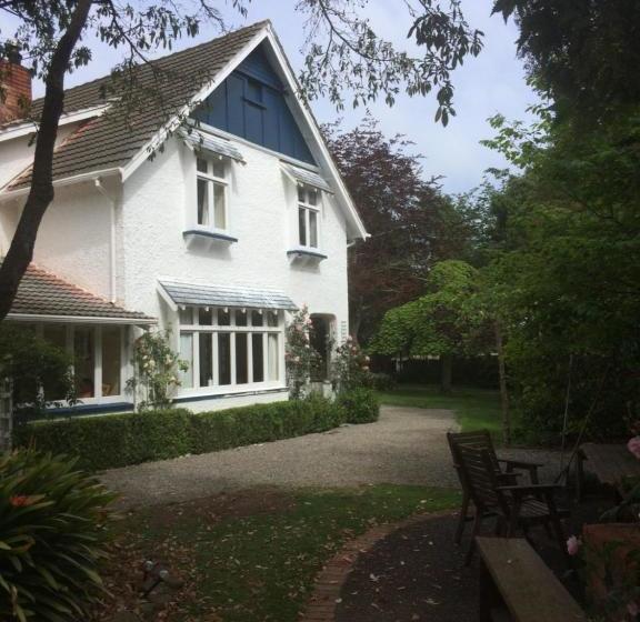 تختخواب و صبحانه Annandale Manor