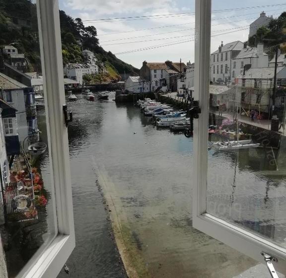 민박 The House On The Props