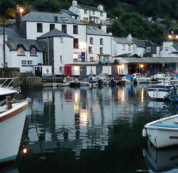 민박 The House On The Props