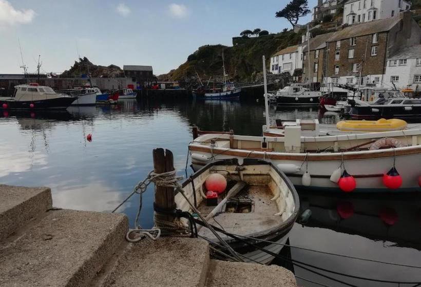 민박 The House On The Props